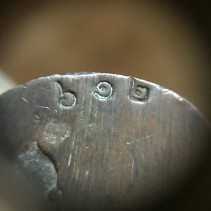 พระกริ่งหลวงปู่ทิมเนื้อทองแดง ตอกโค๊ตด้านหลัง ใต้ฐานตอกโค๊ตหมายเลข 612 - Image 4