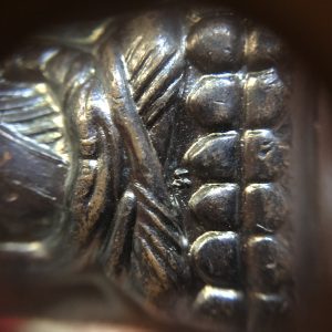 พระหลวงปู่ทวดพิมพ์เตารีดใหญ่ปั๊ม หลังหนังสือเนื้อทองแดงรมดำ วัดช้างให้ รุ่น 101 ปี อาจารย์ทิม โค๊ตมีตัว ท. จัดสร้างปี 2556 - Image 4