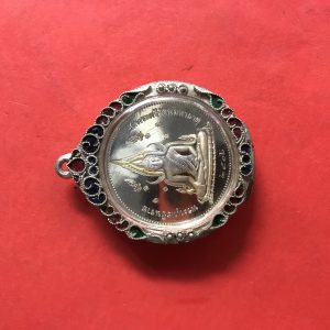 เหรียญพระพุทธชินราชรุ่น เพิร์ช เนื้อเงินขัดเงา ปี 2536 วัดพระศรีรัตนมหาธาตุ พิมพ์ใหญ่ เลี่ยมตลับเงินโบราณสวยงามพร้อมใช้ - Image 2
