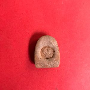 พระซุ้มกอ พระครูสุวิชานวรวุฒิ  หรือ หลวงพ่อปี้ วัดลานหอยเนื้อดินด้านหลังตอกโค๊ตคมชัด พร้อมกรอบ สวยงามคมชัด - Image 2