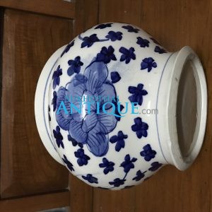 โถกระเบื้องโบราณเนื้อพังเคย ลายผักชี พื้นขาว ดอกสีนำ้เงิน  สภาพสมบูรณ์สวยงาม - Image 4