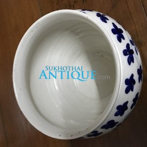 โถกระเบื้องโบราณเนื้อพังเคย ลายผักชี พื้นขาว ดอกสีนำ้เงิน  สภาพสมบูรณ์สวยงาม - Image 2