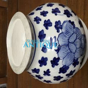 โถกระเบื้องโบราณเนื้อพังเคย ลายผักชี พื้นขาว ดอกสีนำ้เงิน  สภาพสมบูรณ์สวยงาม - Image 3