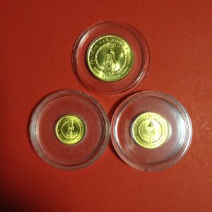 เหรียญทองคำพระชนมายุครบ 3 รอบราชินี ปี2511 มี  2 เหรียญ คือ เหรียญ 150 กับเหรียญ 300  รวม นำ้หนัก 3 สลึง - Image 2