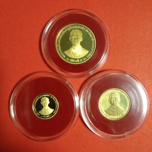เหรียญกษาปณ์ที่ระลึก พระราชพิธีกาญจนาภิเษก ปี 2539  ชุด3เหรียญ เนื้อทองคำขัดเงา นำ้หนักรวม 26.6 กรัม พร้อมกล่องกษาปณ์ - Image 2