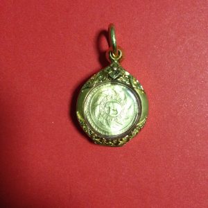 เหรียญพัดดึงส์เนื้อทองคำ (2 1/2 บาท) รัชกาลที่ 5 ปี พ.ศ.2437 เลี่ยมทองเก่าแบบเปิดฝาอย่างหนายกซุ้ม - Image 3