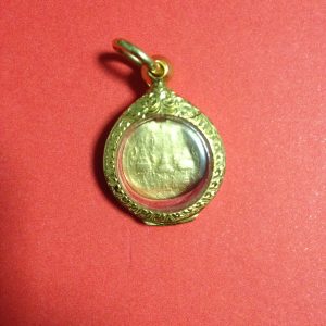 เหรียญพัดดึงส์เนื้อทองคำ (2 1/2 บาท) รัชกาลที่ 5 ปี พ.ศ.2437 เลี่ยมทองเก่าแบบเปิดฝาอย่างหนายกซุ้ม - Image 4