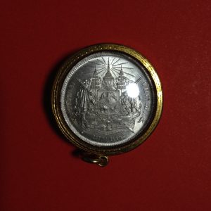 เหรียญ 1 บาท รัชกาลที่ 5 ตราแผ่นดิน สภาพ UNC เลี่ยมทองคำยกซุ้มอย่างหนาพร้อมใช้ - Image 2