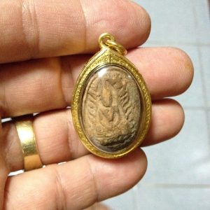 พระกรุวัดจุฬามณี พิมพ์ฤาษีหลังพระนางพญาเนื้อดิน จ.พิษณุโลก สวยสมบูรณ์เลี่ยมทองหนา พุทธคุณทางแคล้วคลาดและเมตตราสูง - Image 2