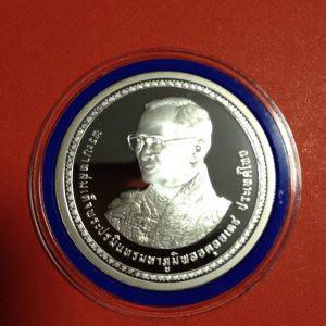 เหรียญกษาปณ์ที่ระลึกพระราชพิธีมหามงคลพระชนมพรรษา 80 พรรษา เนื้อเงิน99%  ขัดเงา  5 ธันวาคม 2550 จำนวนผลิต 28,000 หนัก22 g - Image 2