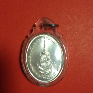 เหรียญเงินพระแก้วมรกตทรงเครื่องฤดูร้อนหลังพระราชศรัทธา สวยคมชัดเลี่ยมในกรอบพลาสติกพร้อมขึ้นคอ - Image 2