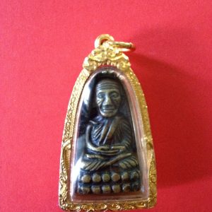 หลวงปู่ทวดพิมพ์เล็กหลังหนังสือทองเหลืองรมดำ เลี่ยมทองคำอย่างหนาแกะลายยกซุ้ม - Image 2