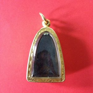 หลวงปู่ทวดหลังเตารีดเนื้อโลหะผสมปี 05 พิมพ์ใหญ่ปั้มซ้ำ สวยคมชัดหูตาจมูกครบเลี่ยมทองคำหนาหนาแกะลายยกซุ้ม - Image 3