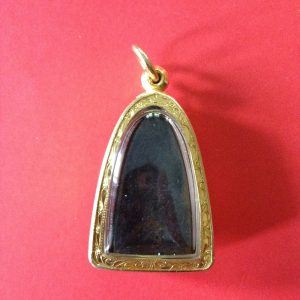 หลวงปู่ทวดหลังเตารีดเนื้อโลหะผสมปี 05 พิมพ์ใหญ่ปั้มซ้ำ สวยคมชัดหูตาจมูกครบเลี่ยมทองคำหนาหนาแกะลายยกซุ้ม - Image 4