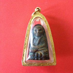 พระหลวงปู่ทวดพิมพ์กลางปั๊มซำ้หลังตัวหนังสือเลี่ยมทองคำ เป็นพิมพ์พิเศษหายากมากๆ ส่วนมากจะพบเจอแต่หลังเรียบ - Image 2