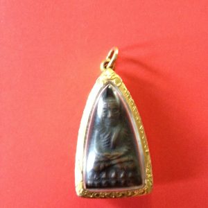 เหรียญหลวงปู่ทวดพิมพ์ใหญ่ หลังเตารีด ปั้มซ้ำ ปี 2505 เลี่ยมทองเก่าหนายกซุ้มกันนำ้อย่างดี - Image 2