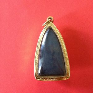 เหรียญหลวงปู่ทวดพิมพ์ใหญ่ หลังเตารีด ปั้มซ้ำ ปี 2505 เลี่ยมทองเก่าหนายกซุ้มกันนำ้อย่างดี - Image 4