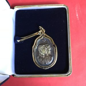 เหรียญพระราชทาน ภปร.สก.เนื้อเงินเลี่ยมทองจับขอบ ปี2535 หรือมีอีกชื่อเรียกว่า "เหรียญไหม"สวยงามคลาสสิกหายากมากๆ - Image 3