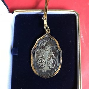 เหรียญพระราชทาน ภปร.สก.เนื้อเงินเลี่ยมทองจับขอบ ปี2535 หรือมีอีกชื่อเรียกว่า "เหรียญไหม"สวยงามคลาสสิกหายากมากๆ - Image 2