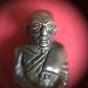 หล่อหลวงปุู่่ทวดนั่งบนกลีบบัวฐานสูงเนื้อทองแดงผิวเก่าสวยงาม - Image 3