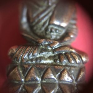 หล่อหลวงปุู่่ทวดนั่งบนกลีบบัวฐานสูงเนื้อทองแดงผิวเก่าสวยงาม - Image 4