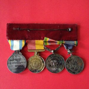 เหรียญเครื่องราชพร้อมแถบแพรเดิมๆ - Image 2