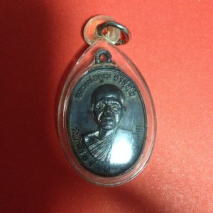 เหรียญหลวงพ่อคูณปี 2517 รุ่นสร้างกุฏิสงฆ์วัดสวนแก้ว เนื้อทองแดง บล็อกนวโลหะ สวยครบคมจัดเก็บทุกรายละเอียด เลี่ยมพลาสติกเดิม - Image 2