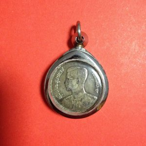 เหรียญพระราชทานห่วงเชื่อมพิมพ์ตื้นเนื้อเงิน บล็อกนิยม ปี2493 เลข เก้าหางสั้น เลี่ยมพลาสติก - Image 3