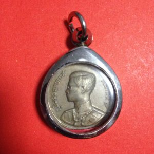 เหรียญพระราชทานพิมพ์ลึกเนื้อเงินปี2493 เก้าหางปานกลาง มีลายเซ็นเล็ก เลี่ยมกรอบ - Image 4