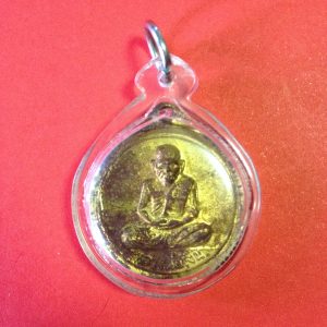 เหรียญหลวงพ่อเงินขวัญถุง รุ่น 2 ปี 2516 กะไหล่ทองเดิมเลี่ยมพลาสติกสวยงามพร้อมใช้ - Image 2