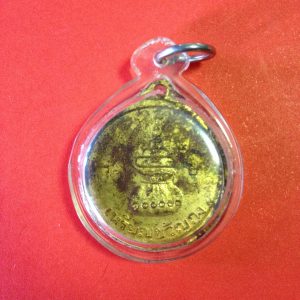 เหรียญหลวงพ่อเงินขวัญถุง รุ่น 2 ปี 2516 กะไหล่ทองเดิมเลี่ยมพลาสติกสวยงามพร้อมใช้ - Image 3