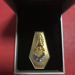 เข็มที่ระลึกพระราชพิธีถวายพระเพลิง พระบรมศพ พระบาทสมเด็จพระปรมินทรมหาภูมิพลอดุลยเดช บรมนาถบพิตร - Image 3