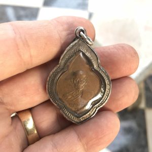เหรียญดอกจิก หลวงพ่อเขียนหลังหลวงพ่อทบ เนื้อทองแดง วัดขุนเณร จ.พิจิตร ปี2499 (ตาใส) - Image 2