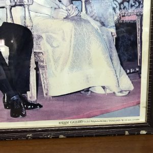 รูภาพในหลวงกับพระราชินีสีสวยสด ทรงผูกหูกระต่ายประทับคู่ยามราตรี ขนาด 161/2"X23" - Image 2