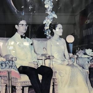 รูภาพในหลวงกับพระราชินีสีสวยสด ทรงผูกหูกระต่ายประทับคู่ยามราตรี ขนาด 161/2"X23" - Image 3