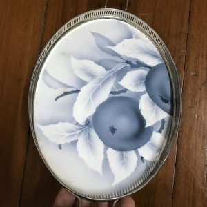 ถาดกระเบื้องโบราณรูปไข่ ลายผลไม้แบบศิลปะเทาขาว ขนาด 71/2"X13" l4"  สวยงามสมบูรณ์ - Image 2