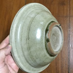 ชามสังคโลกสุโขทัย ลายปลาตรงกลาง ทีปีก มีเขียนลายโดยรอบสวยงาม สมบูรณ์สวยงาม - Image 2