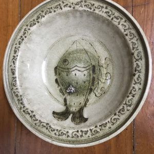 ชามสังคโลกสุโขทัย ลายปลาตรงกลาง ทีปีก มีเขียนลายโดยรอบสวยงาม สมบูรณ์สวยงาม - Image 4