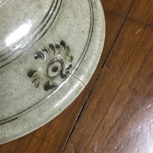 ชามสังคโลกสุโขทัย ลายรื้วตรงกลาง ที่ปีก มีเขียนลายโดยรอบสวยงาม สมบูรณ์สวยงาม - Image 4