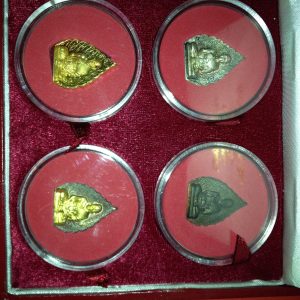 เหรียญใบโพธิ์หลวงพ่อคูณรุ่นค้ำคูณมรดกไทยปี 2536จำนวนการสร้าง 1,000 ชุด ประกอบด้วย 4 เนื้อ ทอง นะวะ เงินและทองแดง - Image 2