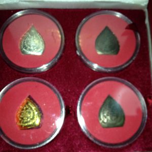 เหรียญใบโพธิ์หลวงพ่อคูณรุ่นค้ำคูณมรดกไทยปี 2536จำนวนการสร้าง 1,000 ชุด ประกอบด้วย 4 เนื้อ ทอง นะวะ เงินและทองแดง - Image 3