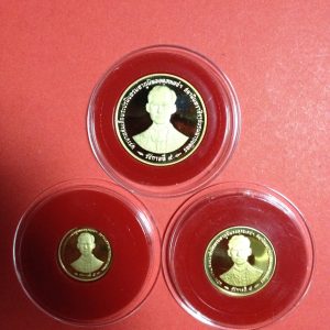 เหรียญกษาปณ์ที่ระลึก พระราชพิธีกาญจนาภิเษก ปี 2539  ชุด3เหรียญ เนื้อทองคำขัดเงา พร้อมกล่องกษาปณ์ และใบรับรองสมาคม - Image 2