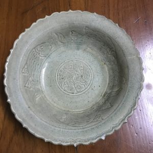 ชามสังคโลกสุโขทัย ลายปลาตรงกลาง และที่ขอบมีลายปลา 3 ตัว สวยงาม สมบูรณ์สวยงาม - Image 2