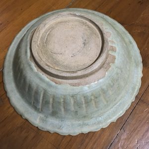 ชามสังคโลกสุโขทัย ลายปลาตรงกลาง และที่ขอบมีลายปลา 3 ตัว สวยงาม สมบูรณ์สวยงาม - Image 4