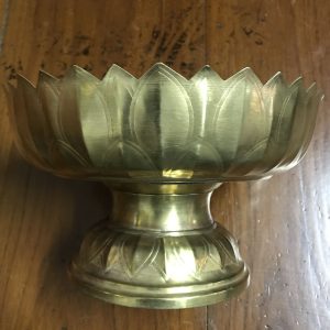 พานทองเหลืองเก่า ลายกลีบมะเฟือง  ขนาดเส้นผ่าศูนย์กลาง 24 ซม. สูง 14 ซม. - Image 2