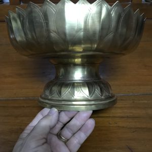 พานทองเหลืองเก่า ลายกลีบมะเฟือง  ขนาดเส้นผ่าศูนย์กลาง 24 ซม. สูง 14 ซม. - Image 3