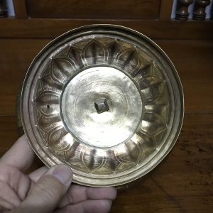 พานทองเหลืองเก่า ลายกลีบมะเฟือง  ขนาดเส้นผ่าศูนย์กลาง 24 ซม. สูง 14 ซม. - Image 4