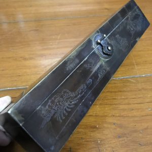 ตลับทองเหลืองจีนโบราณ มีแกะสลักลวดลายรูปและภาษาจีน โดยรอบสวยงามสมบูรณ์ - Image 2