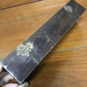 ตลับทองเหลืองจีนโบราณ มีแกะสลักลวดลายรูปและภาษาจีน โดยรอบสวยงามสมบูรณ์ - Image 3