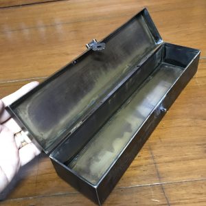 ตลับทองเหลืองจีนโบราณ มีแกะสลักลวดลายรูปและภาษาจีน โดยรอบสวยงามสมบูรณ์ - Image 4